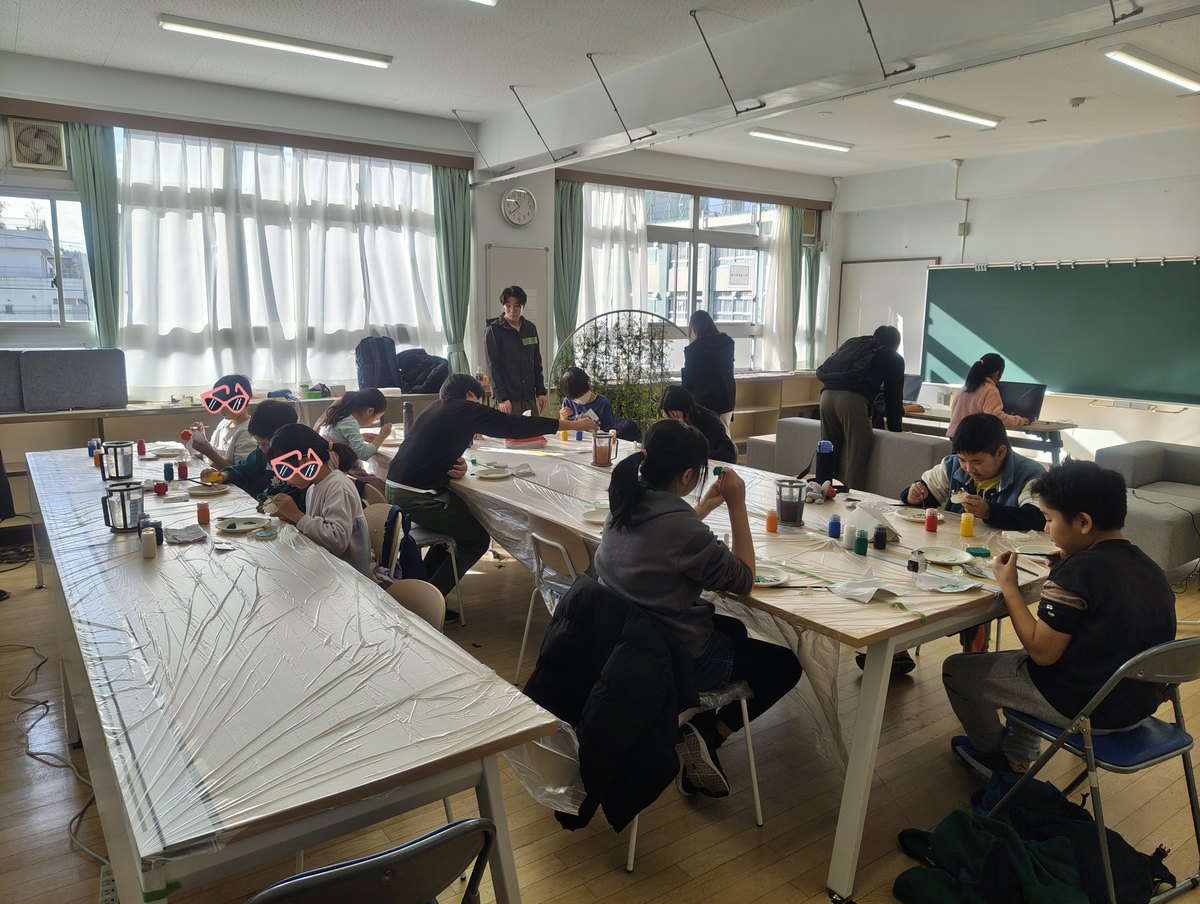 教室でパソコンに向かって制作する子どもたち