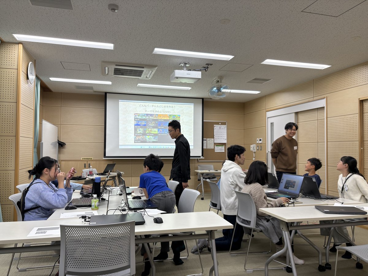 先生の説明を聞きながら進める教室の様子